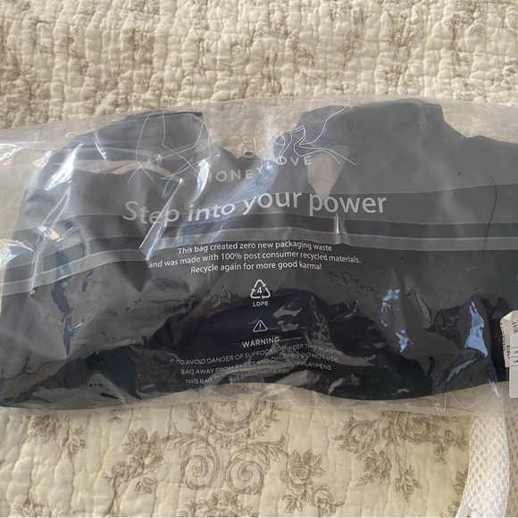 New in package Honeylove wireless v-neck bra XL and free lingerie wash bag - Picture 3 of 6